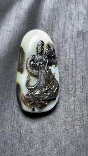 精品和田玉黑皮白肉御龙观音,俏色巧雕,独籽随形雕刻,先到先得!
