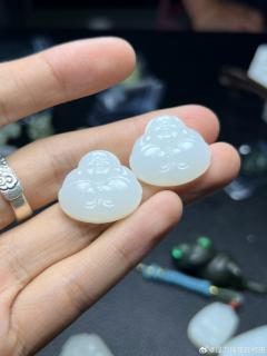 白玉抱抱佛小吊坠细度过灯