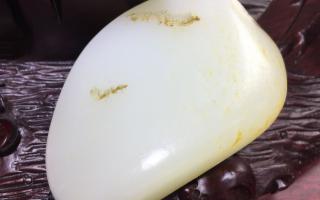 一万块买的破和田玉原石一刀暴涨300万,极品羊脂玉